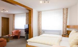 Postel nebo postele na pokoji v ubytování Hotel Schweinsberg + 17 fotografií