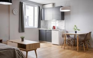 małą kuchnię ze stołem i jadalnią w obiekcie Superior Suite by Acropolis Cozy Suites w Atenach +4 zdjęcia