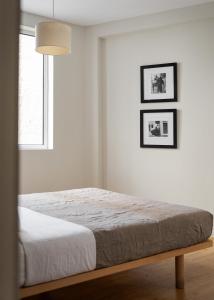 Łóżko lub łóżka w pokoju w obiekcie Superior Suite by Acropolis Cozy Suites