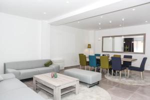 Posedenie v ubytovaní Villa Trogir Palazio A Spectacular 7 Bedroom Villa 90 Metres To The Sea And Promenade