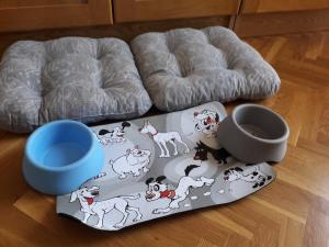 a tray with dogs on it next to a dog bed at Apartman Tomas in Povile
