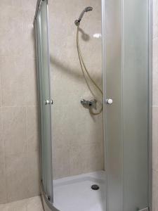 Phòng tắm tại 3 квартиры на площади Веры Холодной 1
