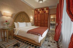 Ein Bett oder Betten in einem Zimmer der Unterkunft Algilà Fes Riad Medina Charme Hotel