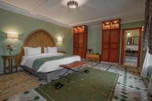 ein Schlafzimmer mit einem großen Bett in einem Zimmer in der Unterkunft Algilà Fes Riad Medina Charme Hotel in Fès