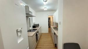 Η κουζίνα ή μικρή κουζίνα στο Contractor Stays, Fast WiFi, Free Parking, Work