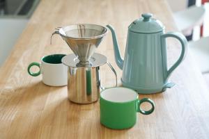 a blender and cups on a wooden table at Hokuto Cottage BLUBLU - 北杜コテージ ブルブル - in Hokuto