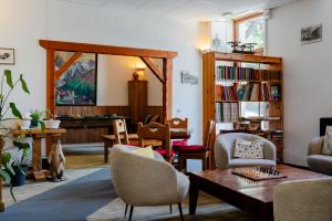 een woonkamer met een tafel en stoelen bij Hotel Castillan in La Grave