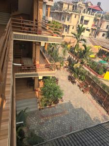 Un balcón o terraza en Sauraha Alley Inn Lumanti