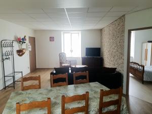 a living room with a table and a couch at Cramiland - Super appart 5 pers centre ville in Montbéliard