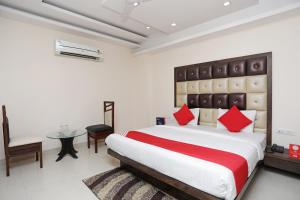 Postel nebo postele na pokoji v ubytování Super Hotel O Subhadra Residency