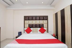Postel nebo postele na pokoji v ubytování Super Hotel O Subhadra Residency