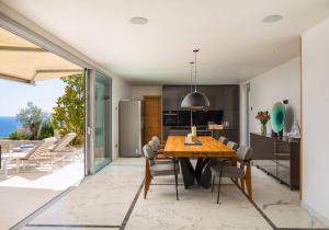 Dapur atau dapur kecil di Ultra Luxurious Hvar Villa 5 Bedrooms Villa Celestia Private Heated Infinity Pool & Stunning Sea Views Sveta Nedilja