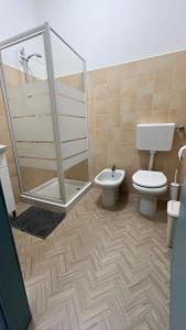 シルヴィ・マリーナにあるNettuno Comodità e Relax,のトイレとシャワー付きのバスルーム +42枚の写真
