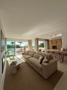 duży salon z kanapą i kuchnią w obiekcie Apartment Marbella - Puente Romano Area w Marbelli