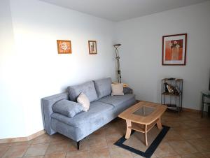 un soggiorno con un divano e un tavolino da caffè di Residenz Strandkrone 09 a Kühlungsborn