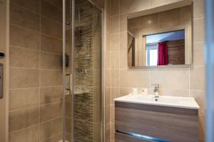een badkamer met wastafel en douche bij Hotel Castillan in La Grave +34 foto's