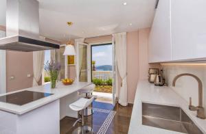 Küche/Küchenzeile in der Unterkunft Beautiful Dubrovnik Villa 5 Bedrooms Villa Gold Dubrovnik Stylish Furnishings Wonderful Sea Views Orasac