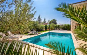 ein Swimmingpool in einem Hof mit Stühlen und Bäumen in der Unterkunft Cozy Home In Pinezici With Wifi in Pinezici + 32 Fotos