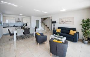 Khu vực ghế ngồi tại 4 Bedroom Gorgeous Home In Novalja