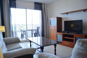 カレタ・デ・ベレスにあるTerrasol Pirámides Puerto Blancoのテレビとコーヒーテーブルのあるリビングルーム