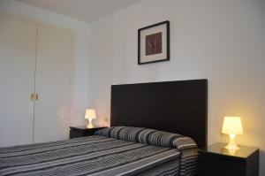 カレタ・デ・ベレスにあるTerrasol Pirámides Puerto Blancoのベッドルーム1室(ベッド1台、テーブルにランプ2つ付)