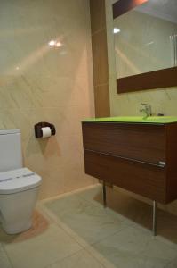 カレタ・デ・ベレスにあるTerrasol Pirámides Puerto Blancoのトイレ、洗面台、鏡のあるバスルーム +26枚の写真
