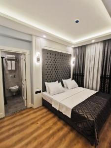 Postel nebo postele na pokoji v ubytování Luxx Garden Hotel