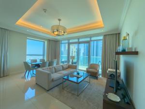 un soggiorno con un divano e un tavolo di The Address Fountain Views Residence High Floor with Burj Khalifa view and access to Dubai mall a Dubai