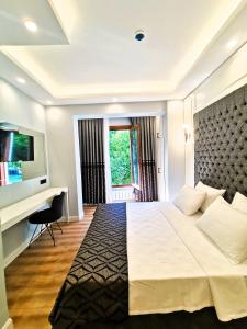 Postel nebo postele na pokoji v ubytování Luxx Garden Hotel