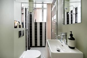 Ένα μπάνιο στο The Churchill 6 by Daniel&Jacob's