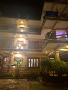 Un balcón o terraza en Sauraha Alley Inn Lumanti