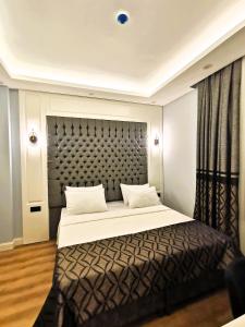 Postel nebo postele na pokoji v ubytování Luxx Garden Hotel