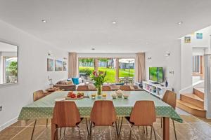 a living room with a green table and chairs at House 6 in Looe