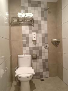 Kalibanteng-lorにあるFront One Boutique Tugu Muda Semarangのトイレとタイル張りの壁があるバスルーム +9枚の写真