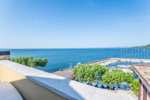 ApartmentsGarda - Baia Del Garda 5 في غارْدا: إطلالة على المحيط من الشرفة