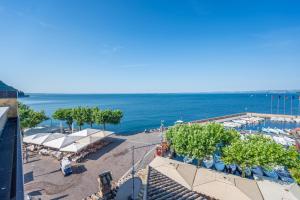 ApartmentsGarda - Baia Del Garda 5 في غارْدا: اطلالة على المسبح والمحيط +21 صورة