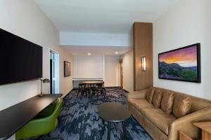 TV a/nebo společenská místnost v ubytování Fairfield Inn & Suites Austin Downtown