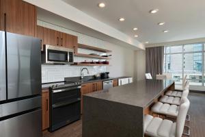 Kuchyň nebo kuchyňský kout v ubytování Fairfield Inn & Suites Austin Downtown