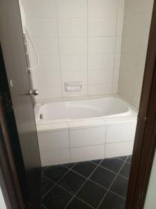 ルムットにあるMarina sunset viewのタイルフロアのバスルーム(白いバスタブ付)