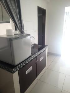 ルムットにあるMarina sunset viewのシンクとカウンタートップのあるキッチン