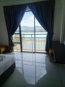 ルムットにあるMarina sunset viewのベッドルーム1室(水辺の景色を望む大きな窓付)