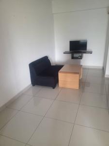 ルムットにあるMarina sunset viewのリビングルーム(黒いソファ、コーヒーテーブル付) +23枚の写真