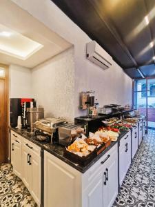 Kuchyň nebo kuchyňský kout v ubytování Luxx Garden Hotel