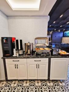 Kuchyň nebo kuchyňský kout v ubytování Luxx Garden Hotel