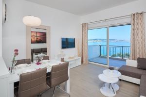 Televízia a/alebo spoločenská miestnosť v ubytovaní Villa Mila Trogir