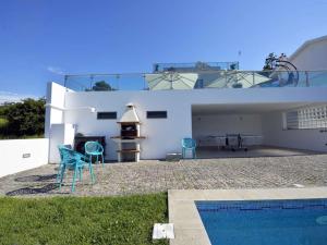 eine Villa mit Swimmingpool und ein Haus in der Unterkunft Charming Caminha Villa 4 Bedrooms Villa Caminha View Private Pool in Caminha
