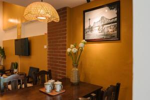 TV a/nebo společenská místnost v ubytování Oh Trendy Homes Hoan Kiem LTT