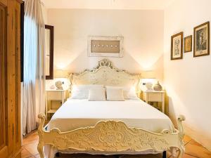 Un dormitorio con una cama con una colcha blanca. en Porto Cervo Residence Vistamare, en Porto Cervo