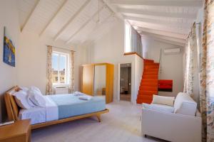 CorfuIonea House的一间卧室配有床、沙发和楼梯。