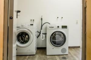 a laundry room with a washer and a dryer at janu-homes - 2 Zimmer Apartment - 4 Betten, Lahnblick vom Amselweg in Runkel